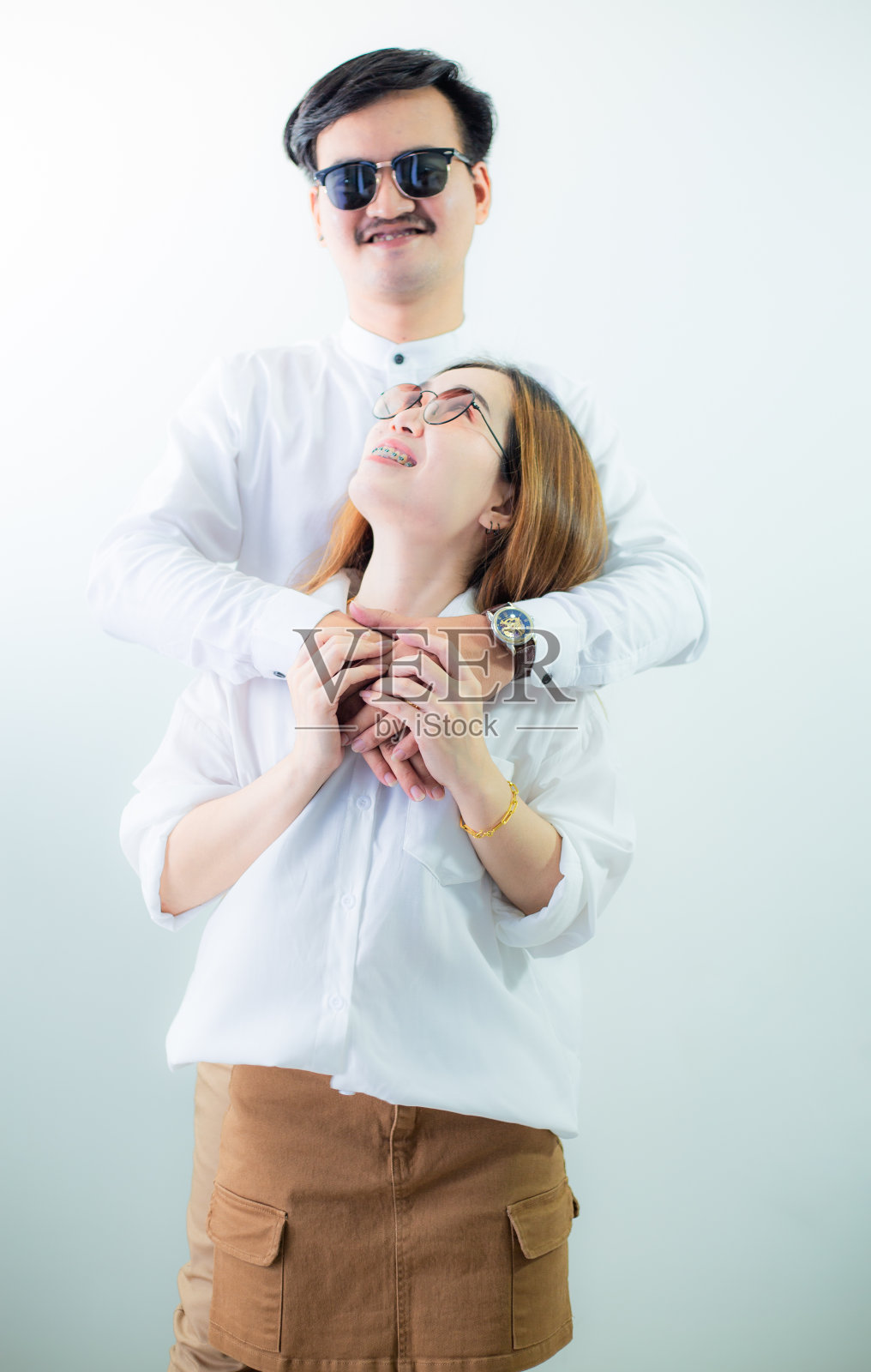 年轻的亚洲夫妇被隔离在白色背景上,快乐的亚洲夫妇伸出或展示手掌,产品的复制空间被隔离在白色背景上照片摄影图片