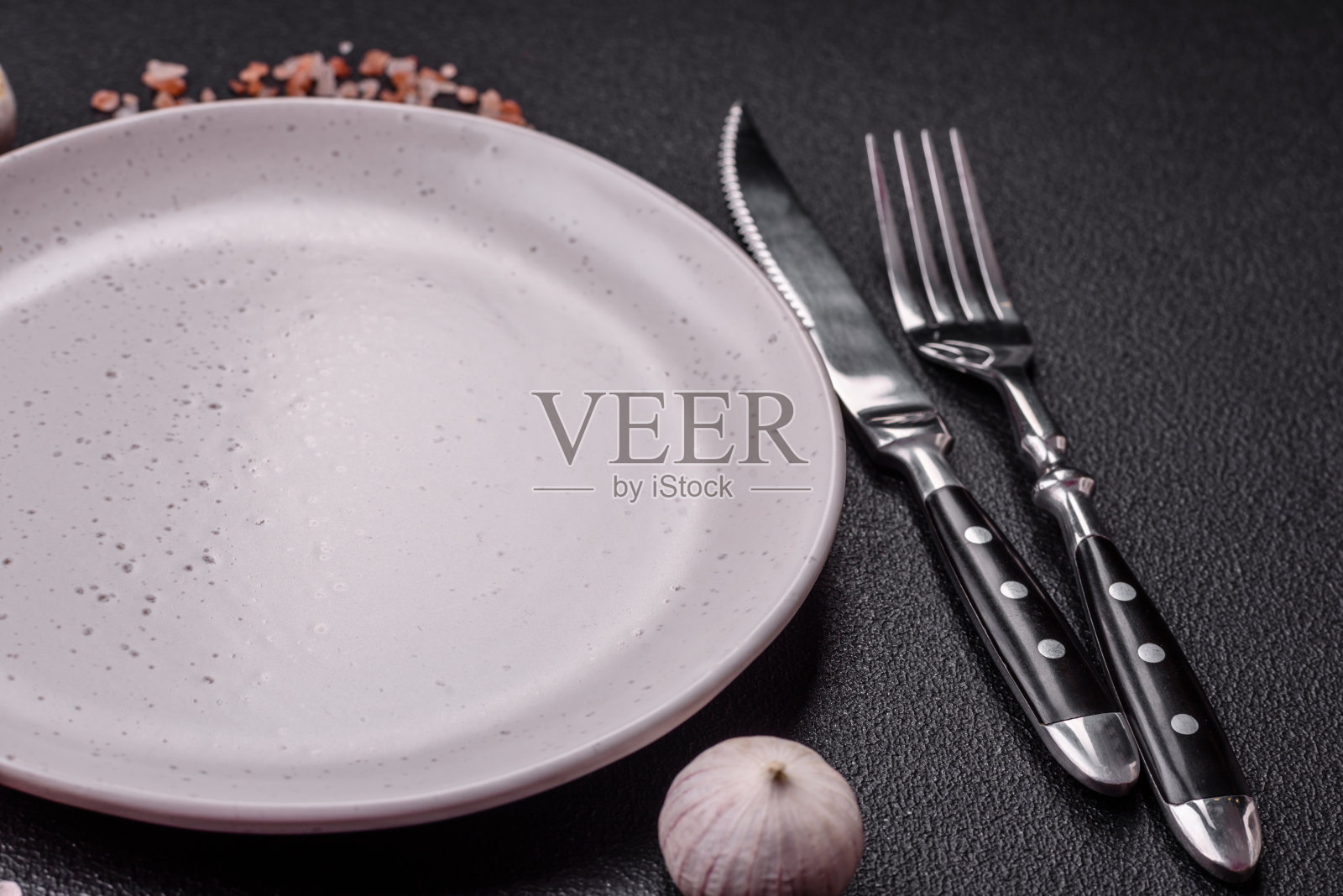 黑色纹理混凝土背景上的空陶瓷圆板照片摄影图片