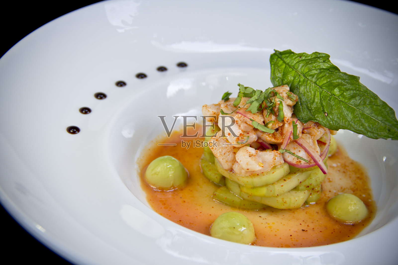 墨西哥海鲜酸橘汁腌鱼和黄瓜沙拉照片摄影图片