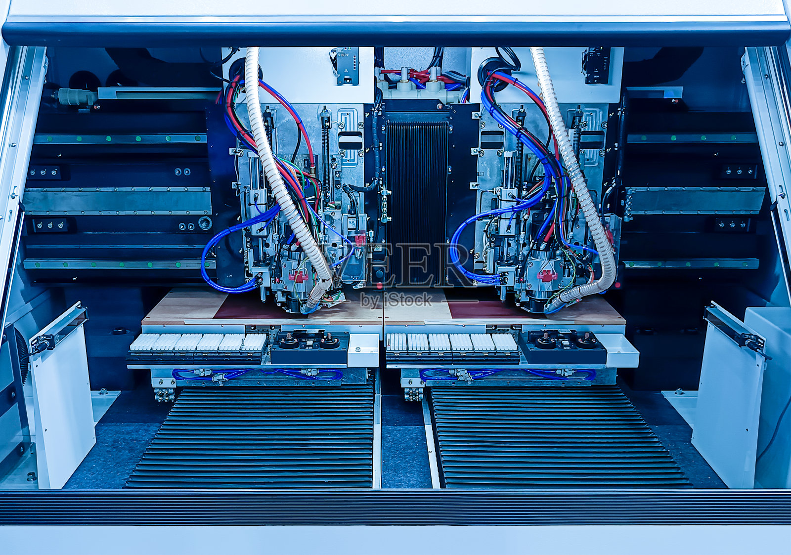 PCB板机械钻孔机照片摄影图片