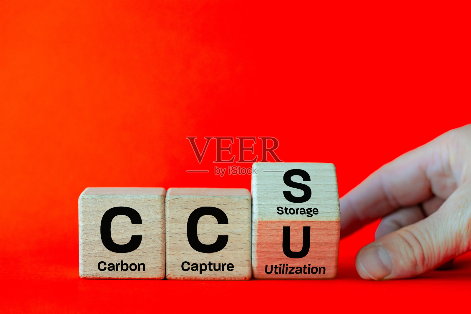 碳捕获和利用的CCSU符号。手工旋转的木制立方体,CCSU上有CCS字样。净零行动概念。绿色能源,减少碳足迹,节约能源照片摄影图片