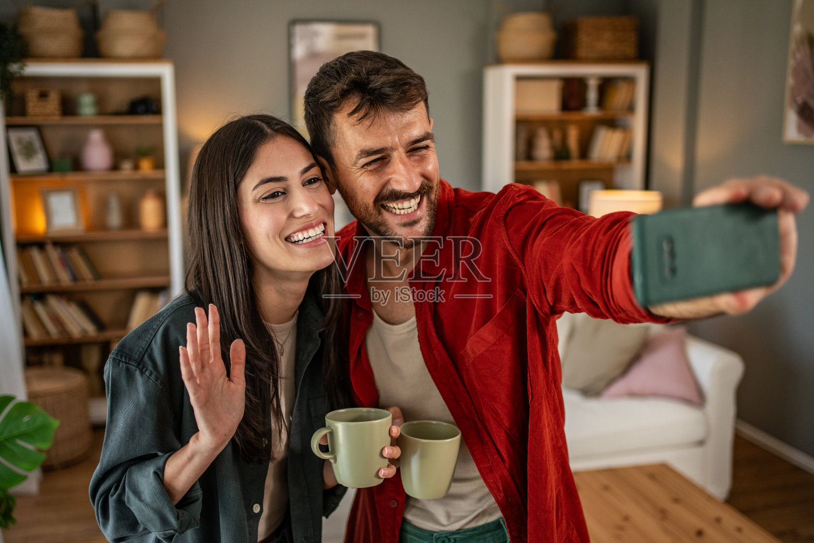 年轻情侣自拍喝咖啡照片摄影图片