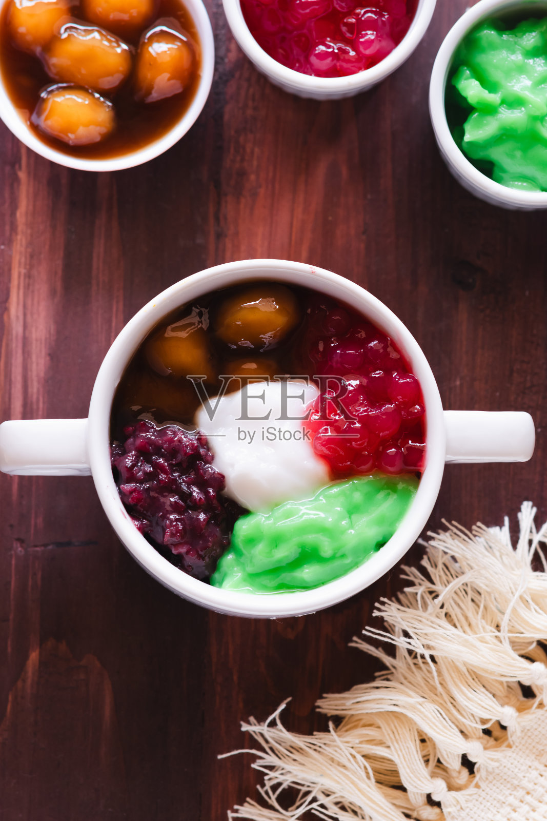 Bubur Sumsum Salak Biji或Candil Porridge。照片摄影图片