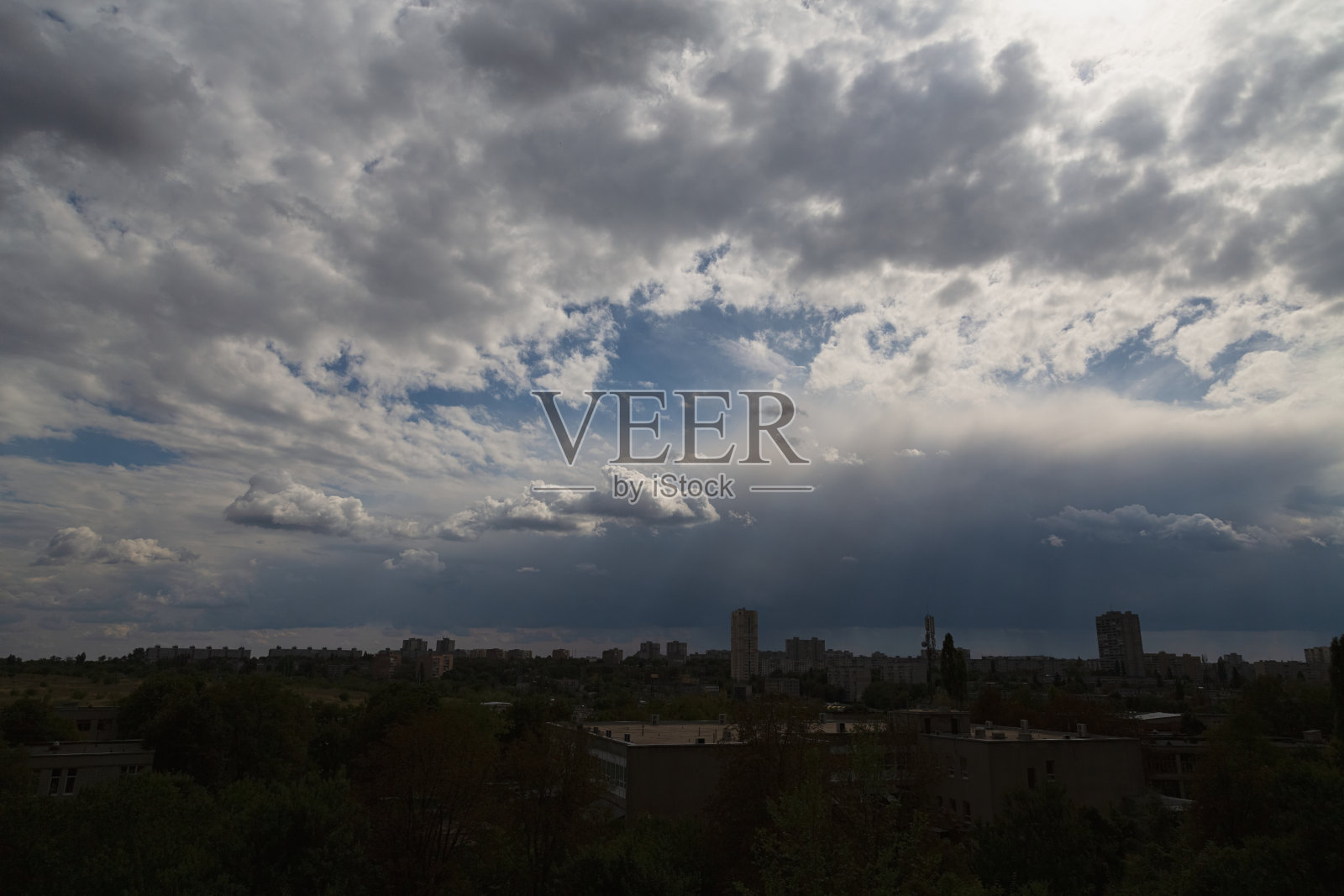 云影在地上,云遮光照片摄影图片