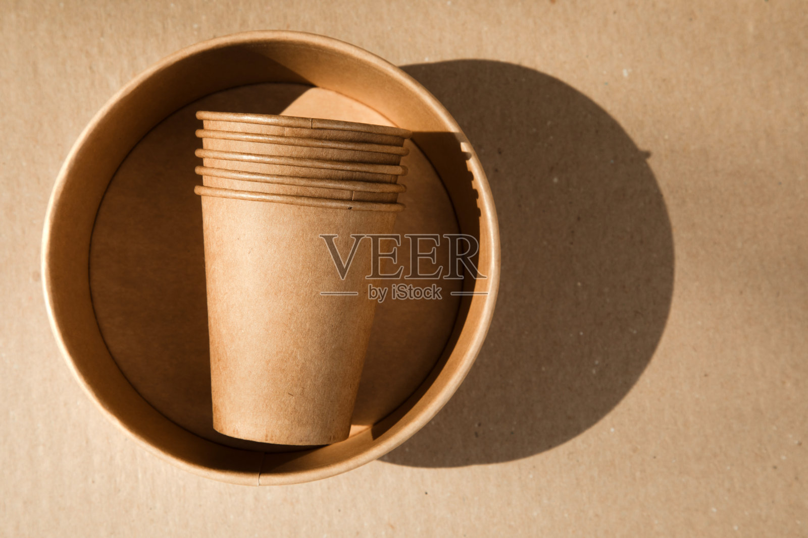 一套棕色背景的纸器皿。环保,零浪费照片摄影图片