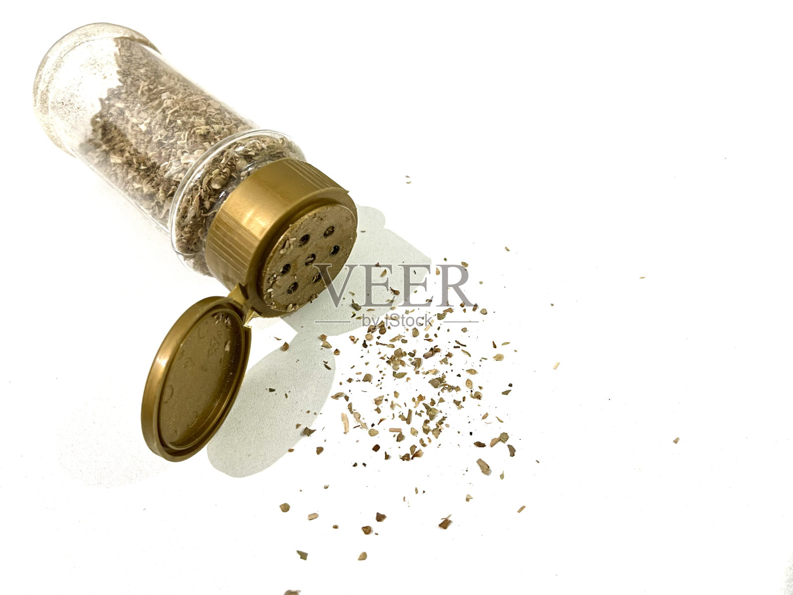 白色背景的干牛至摇瓶照片摄影图片