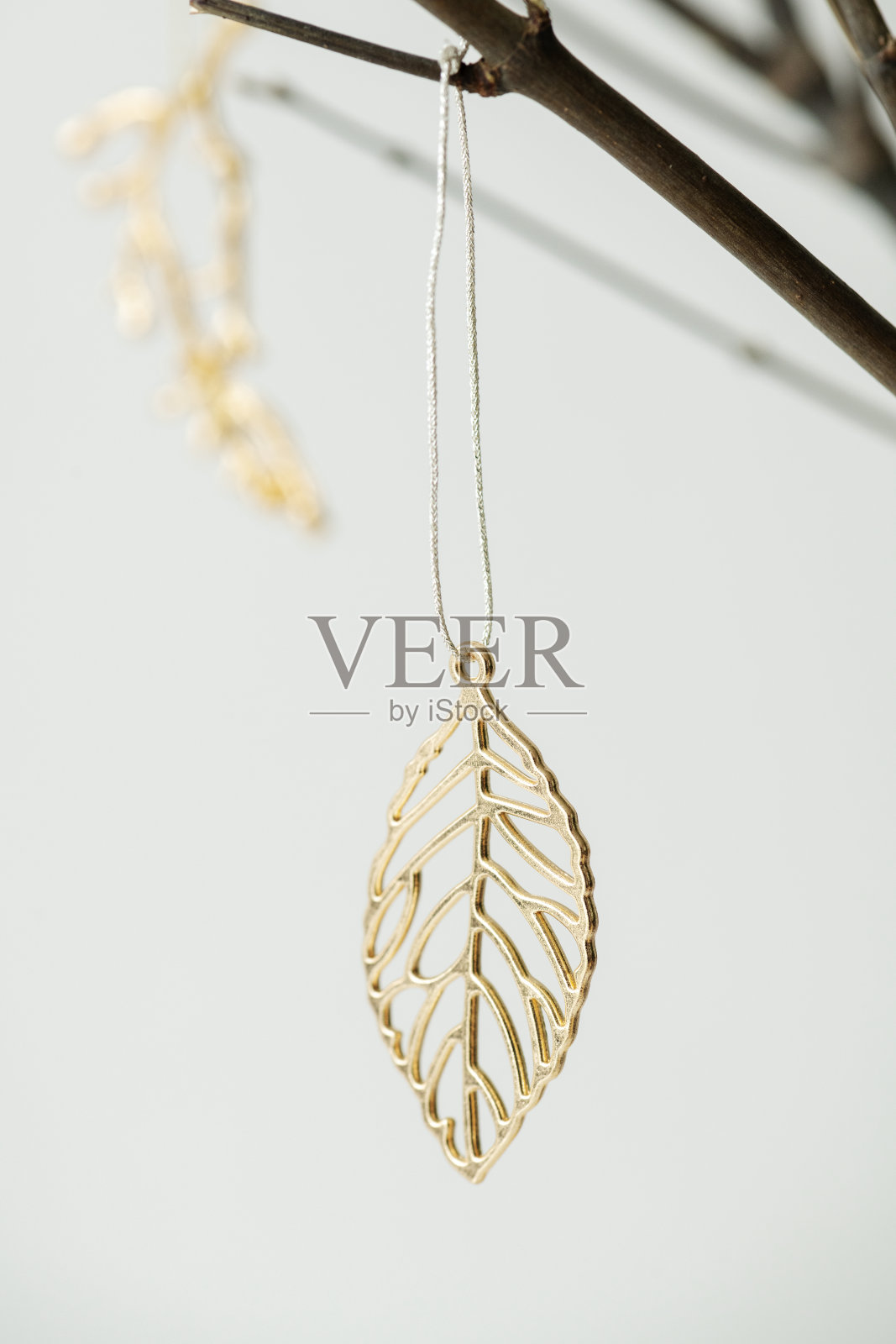 树枝上挂着喜庆的金色圣诞饰品照片摄影图片