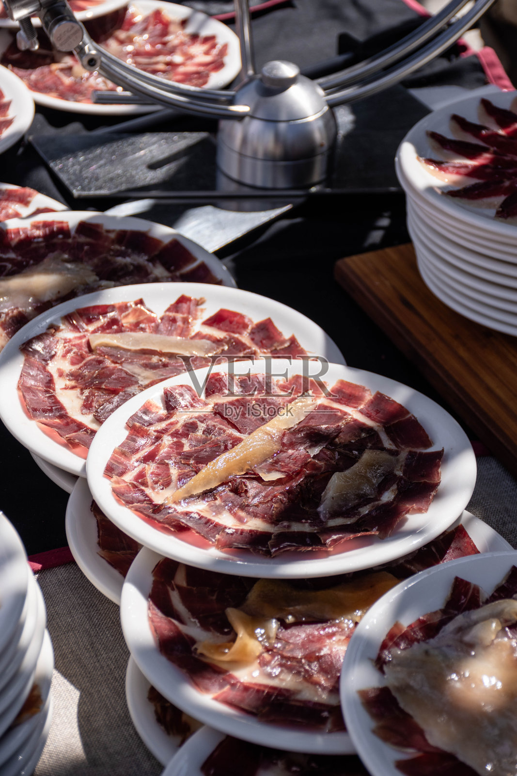 一盘新鲜切片的西班牙火腿在一个活动的盘子上照片摄影图片
