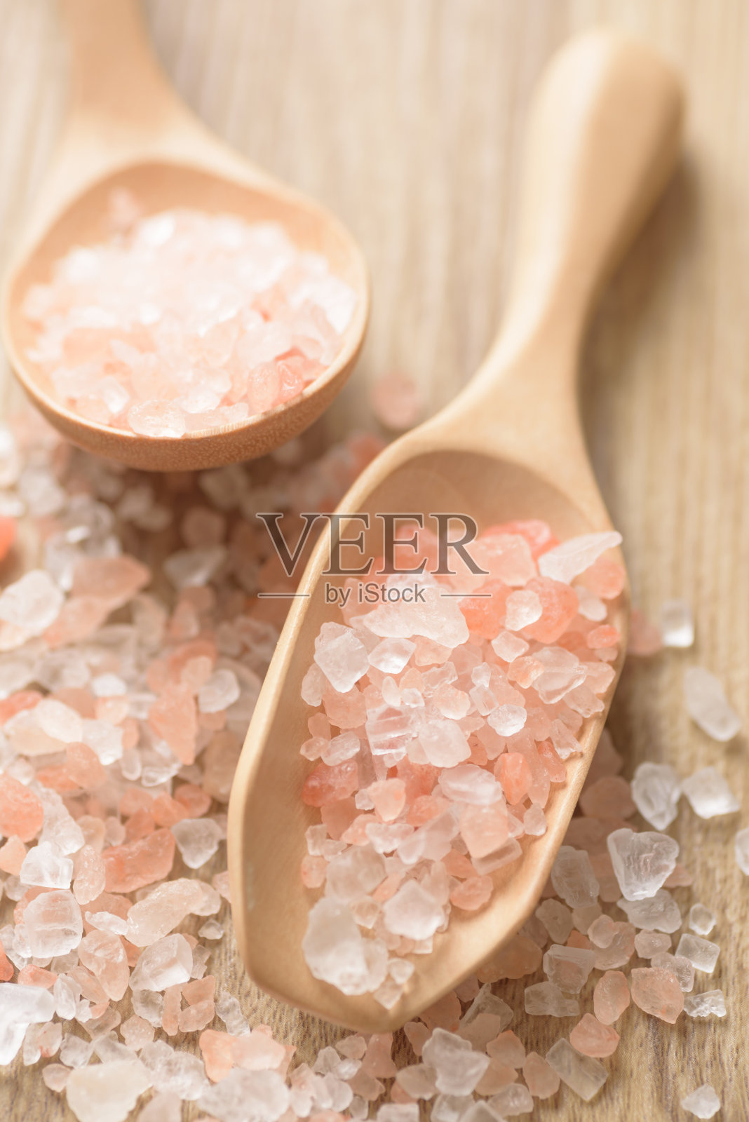 粉色喜马拉雅盐用于烹饪或水疗照片摄影图片