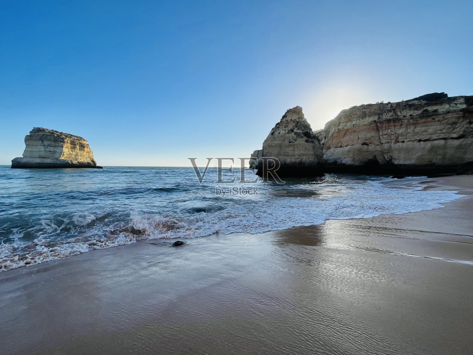 美丽的海景,有海滩,悬崖和海洋。费拉古多,阿尔加维,葡萄牙。旅游目的地。照片摄影图片