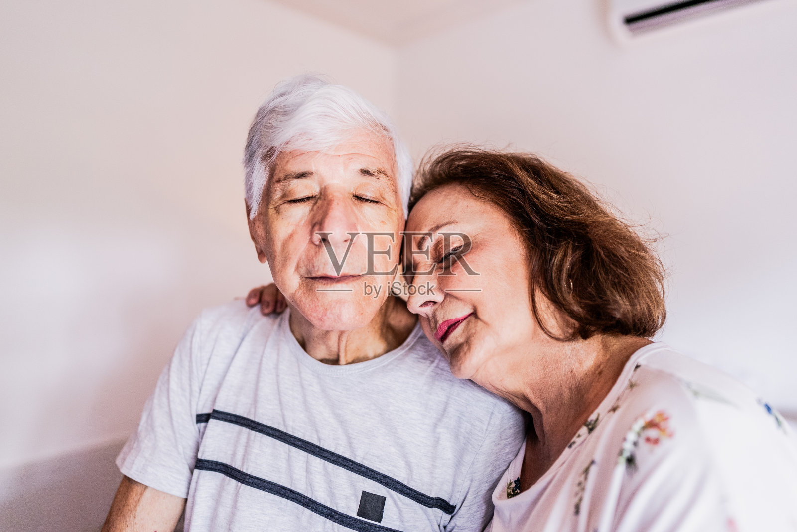 老年夫妇在家中卧室里照片摄影图片