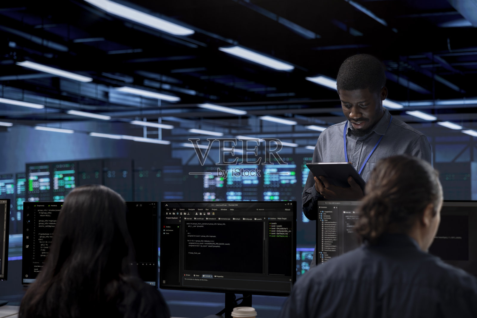 多民族团队在服务器室检查恢复计划照片摄影图片