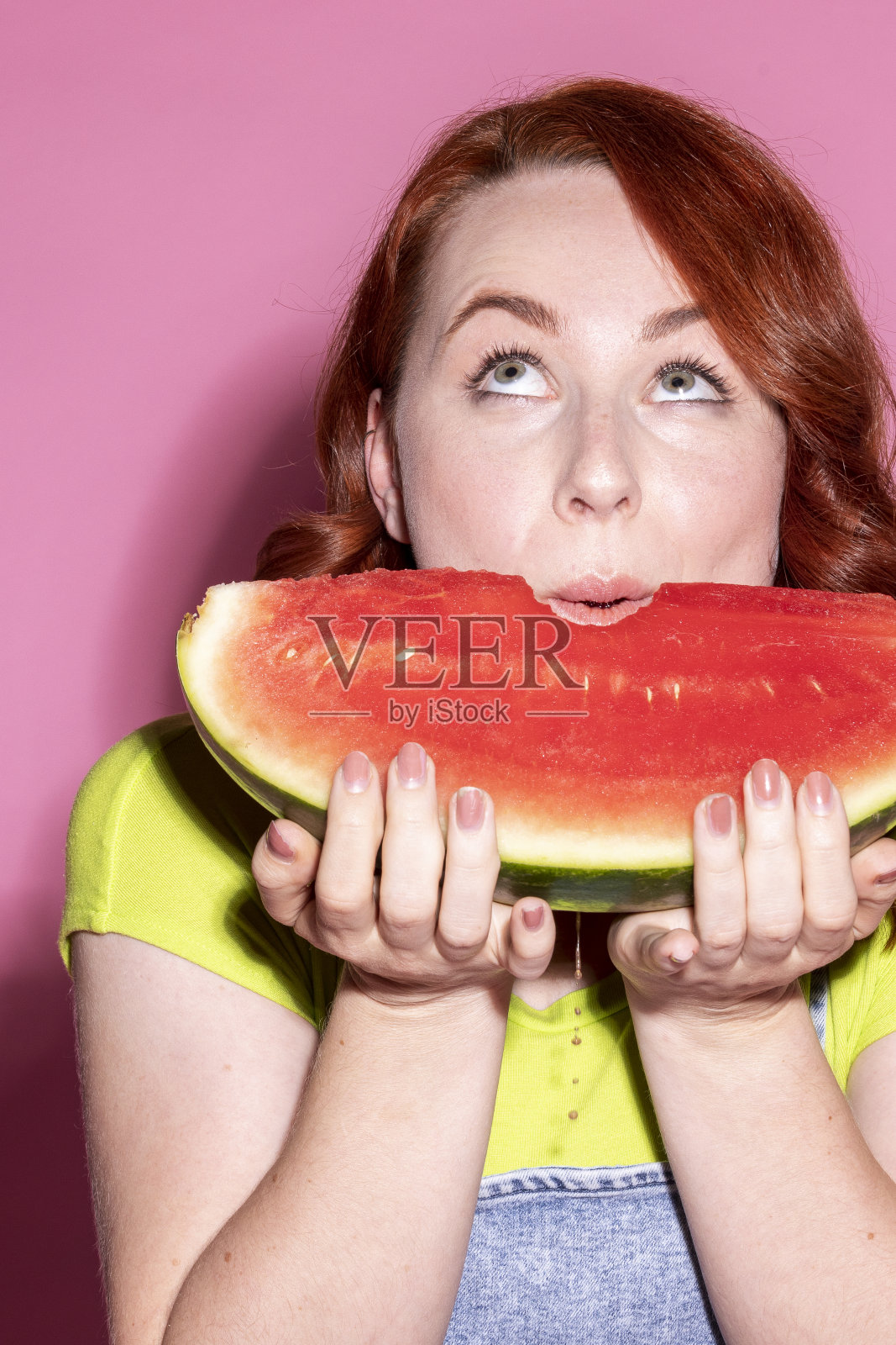 拿着一片西瓜的女人照片摄影图片
