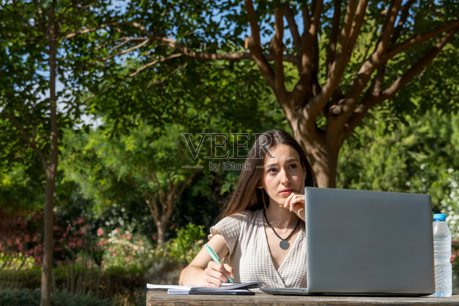 校园聚会上表情若有所思的女大学生照片摄影图片