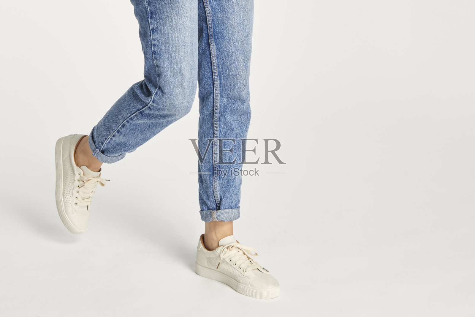 穿着复古牛仔裤的女人照片摄影图片