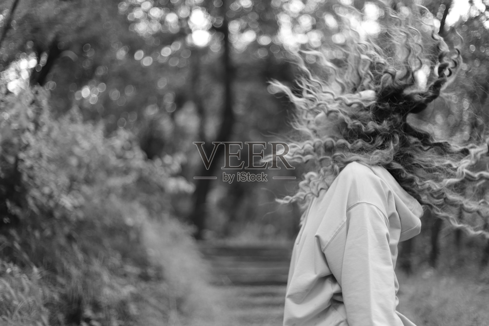 在大自然中活动的小女孩照片摄影图片