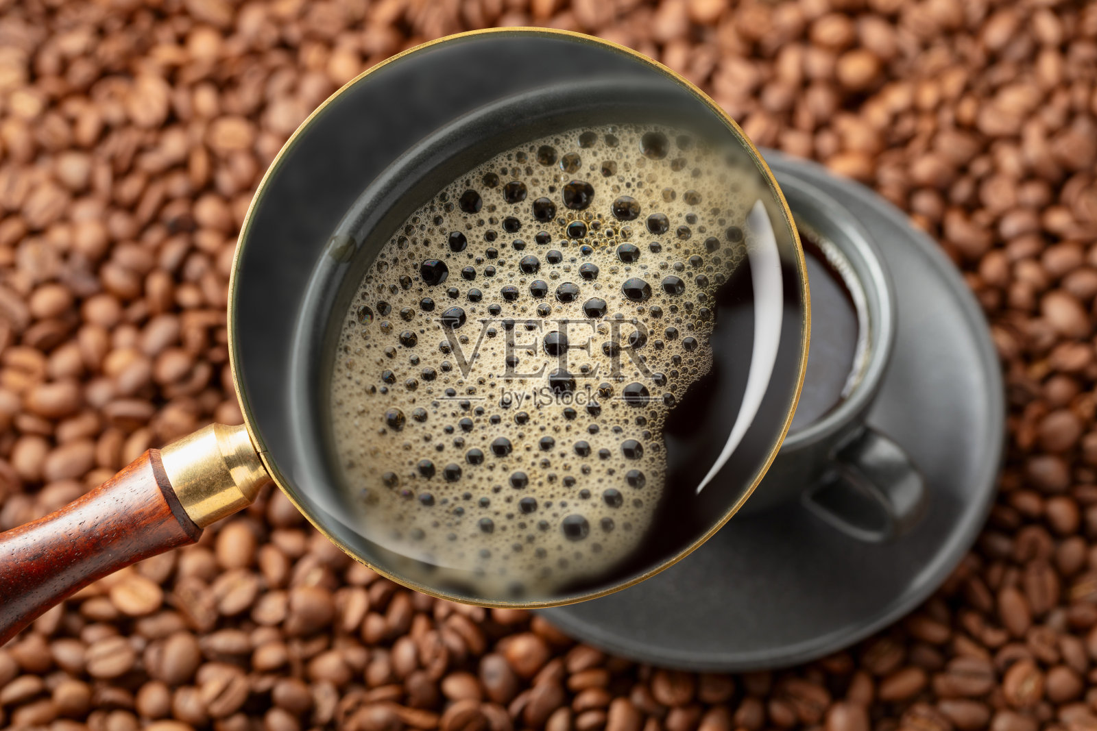 放大镜下的浓缩咖啡。照片摄影图片