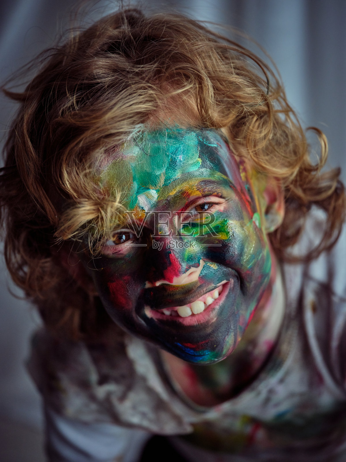 画着脸的有趣男孩照片摄影图片