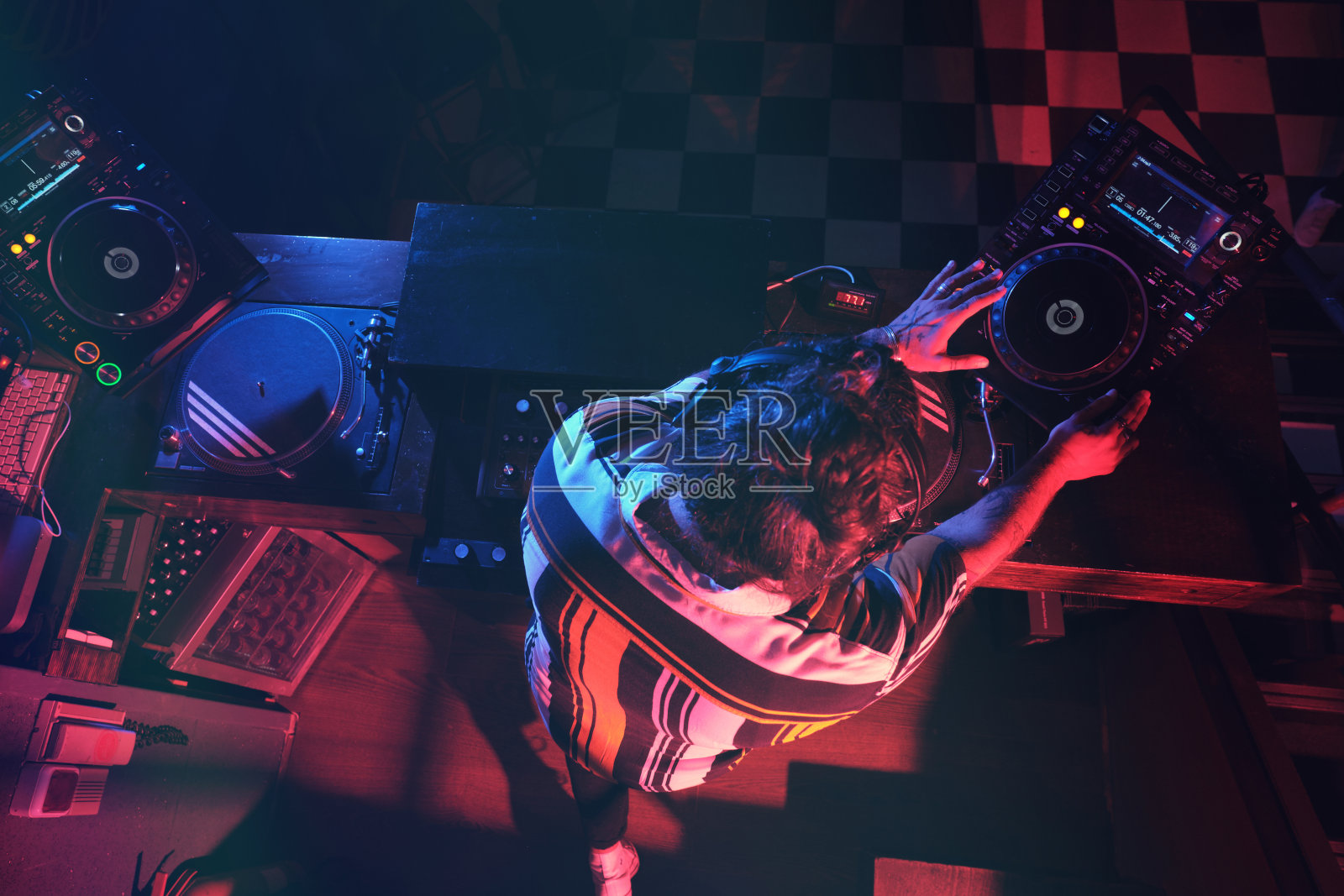 匿名DJ在黑暗的俱乐部表演音乐照片摄影图片