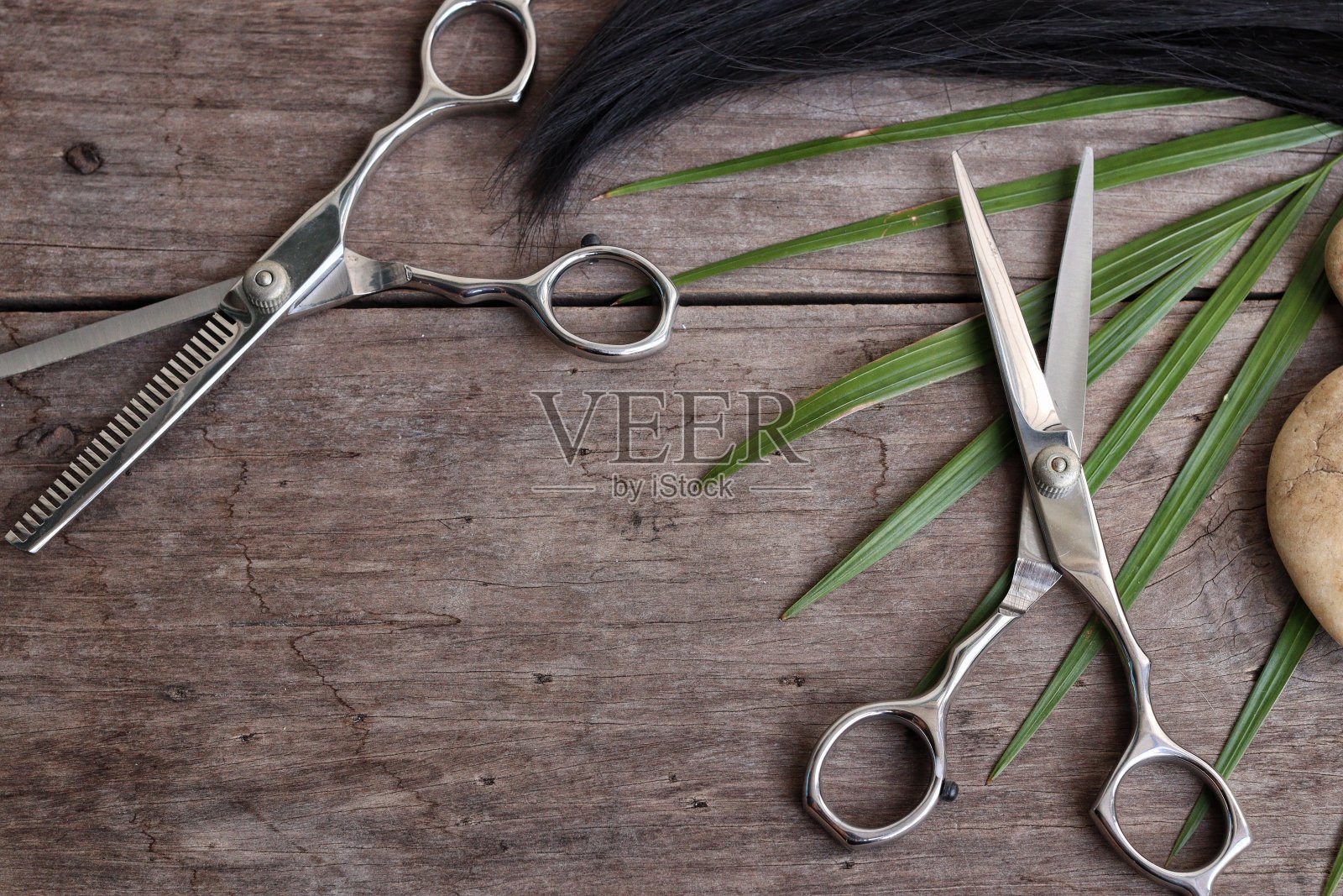 木材背景上的剪发剪照片摄影图片