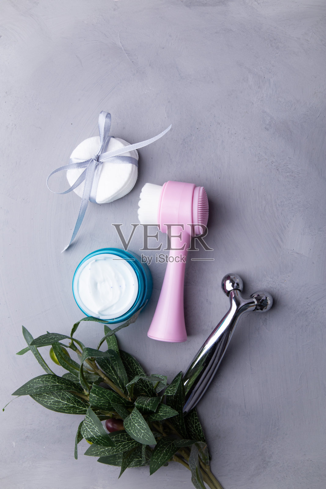 女性美容产品。水疗和自我护理的概念。刷脸、磨砂、按摩照片摄影图片