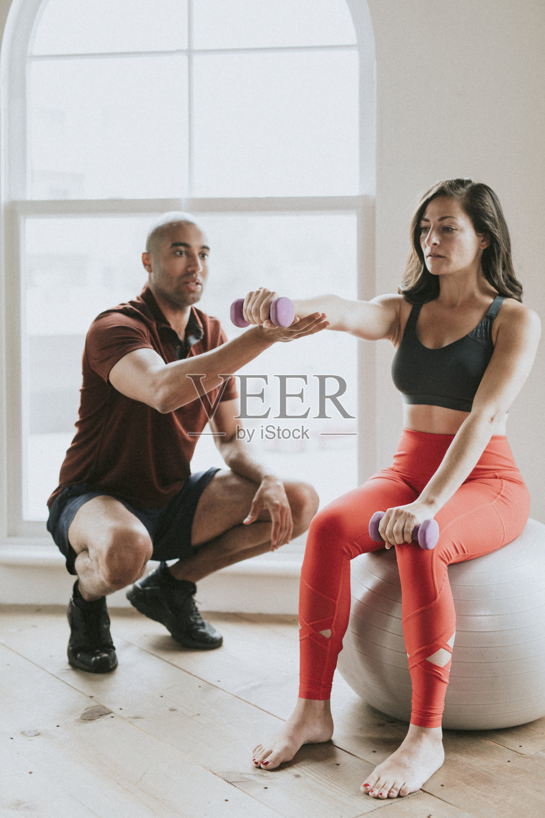 在健身房里训练的妇女照片摄影图片