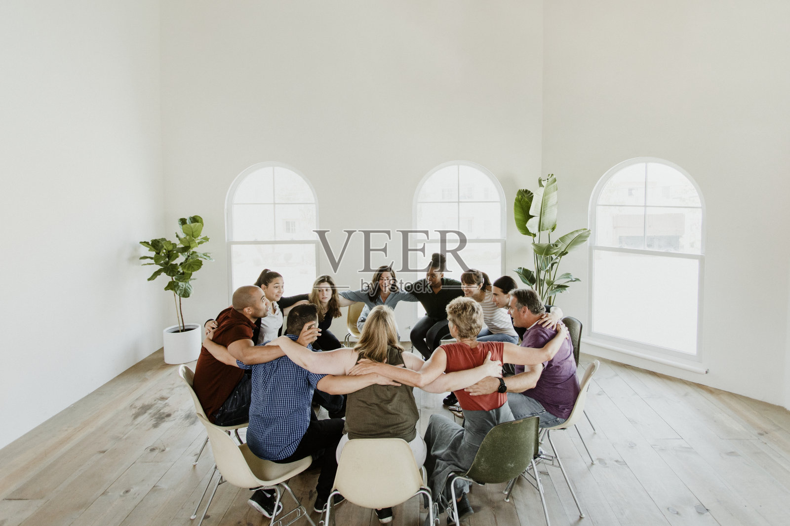 不同的人参加支持小组会议照片摄影图片