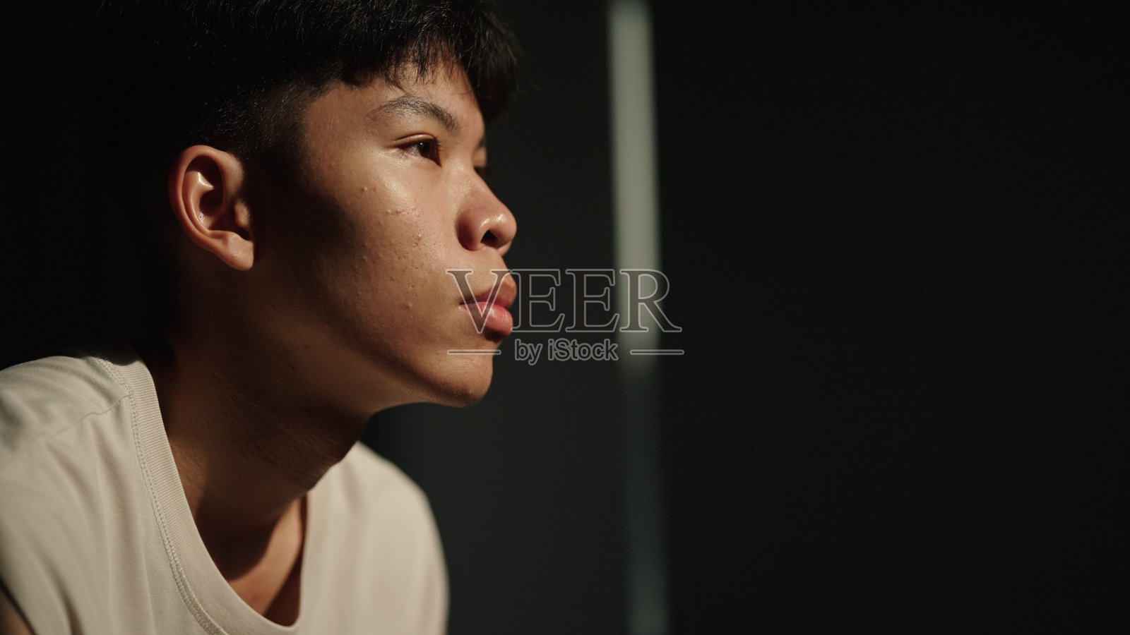 青少年独自放松。照片摄影图片