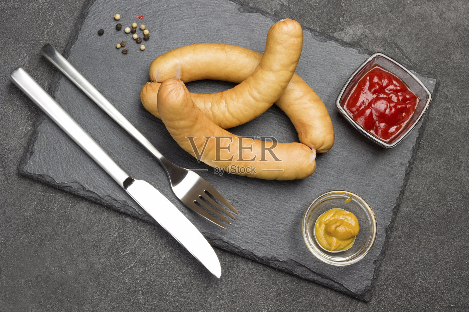 石板上的香肠。照片摄影图片