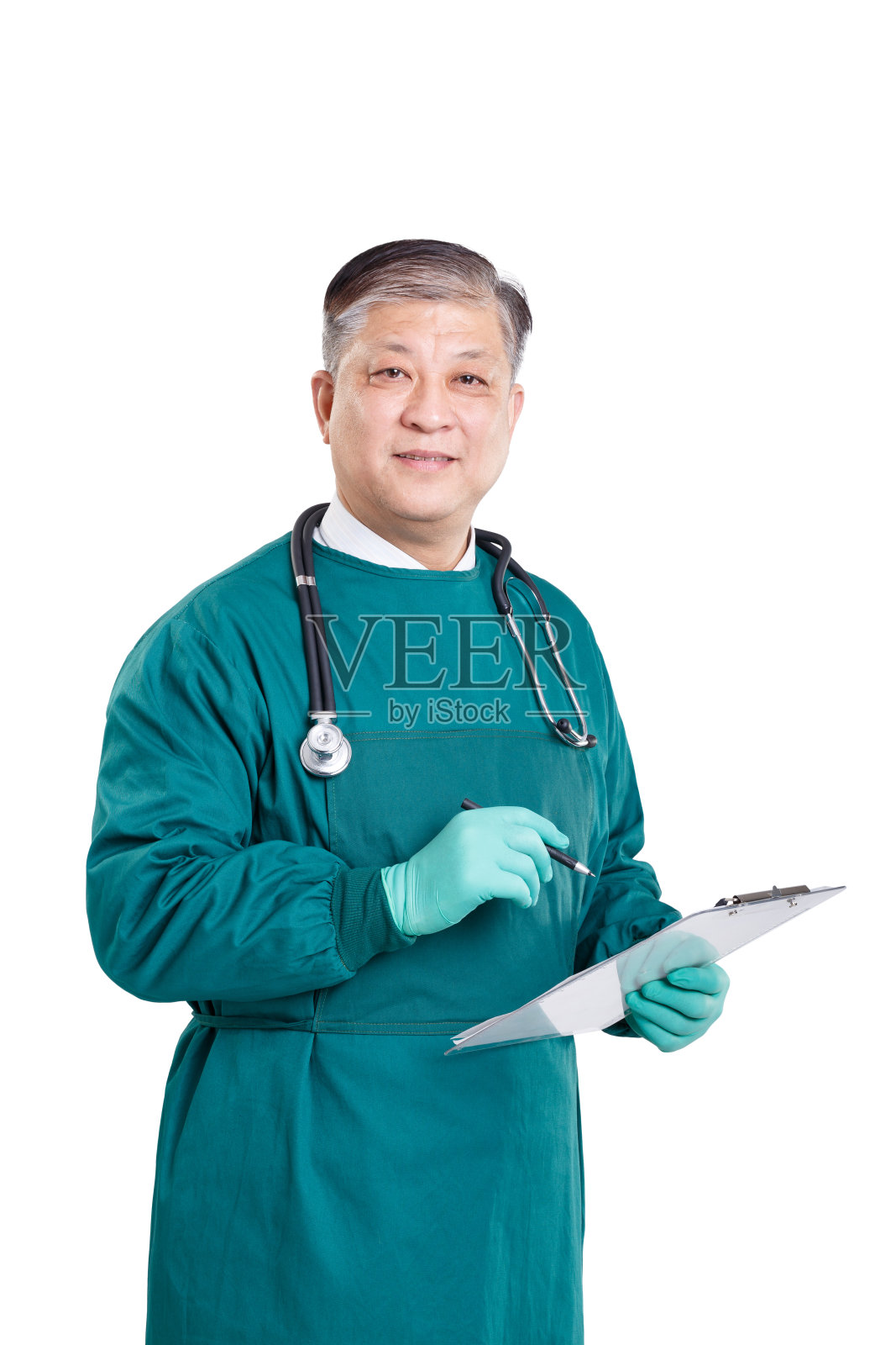 身穿手术服的老年医生手拿写字板照片摄影图片