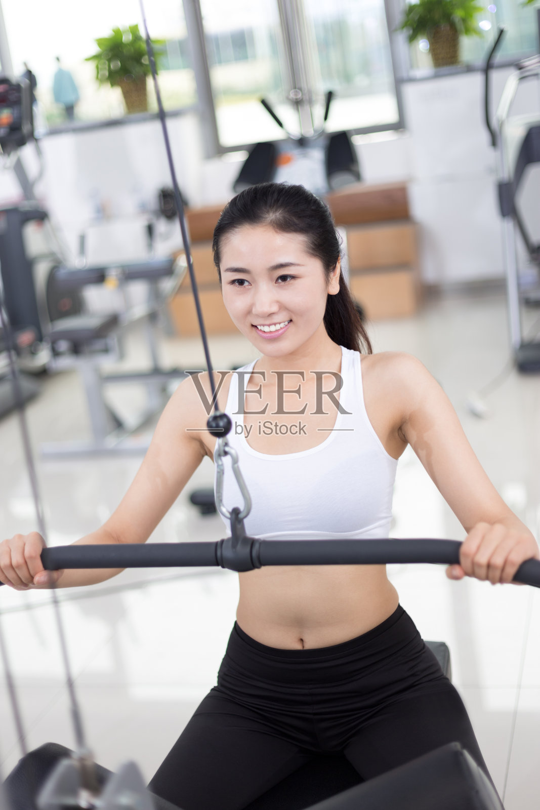 健身房里锻炼身体的年轻人照片摄影图片