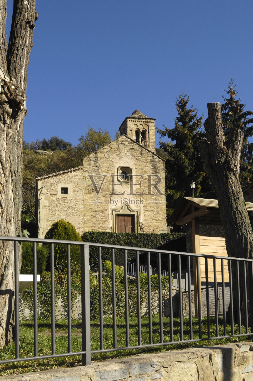 西班牙加泰罗尼亚巴塞罗那省,奥索纳的圣埃斯蒂夫塔维尔诺尔斯罗马式教堂照片摄影图片