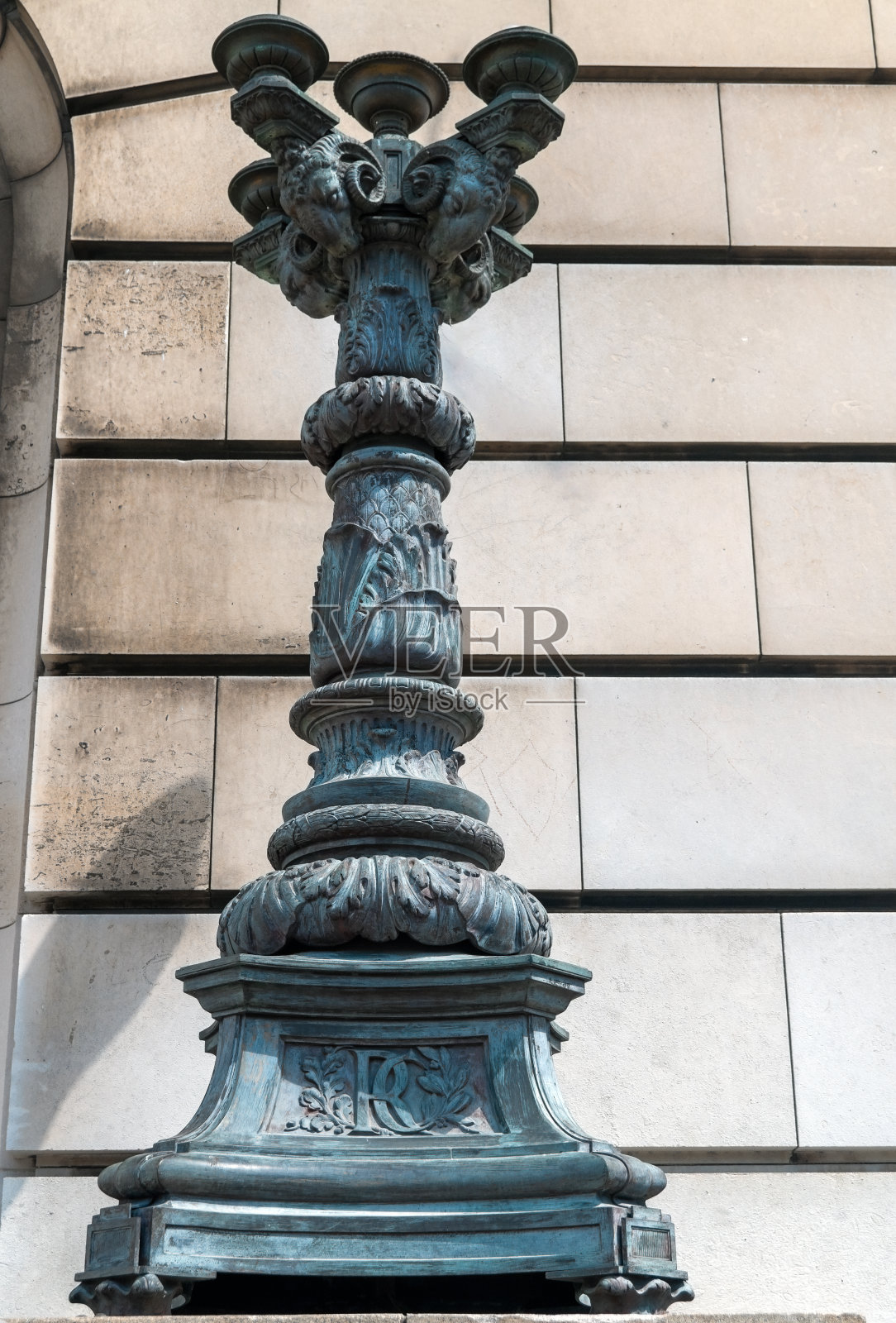 古巴哈瓦那,华丽的铜灯台照片摄影图片