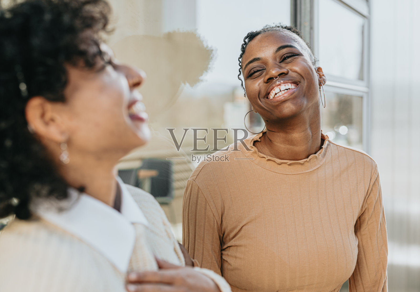 快乐的朋友一起欢笑照片摄影图片