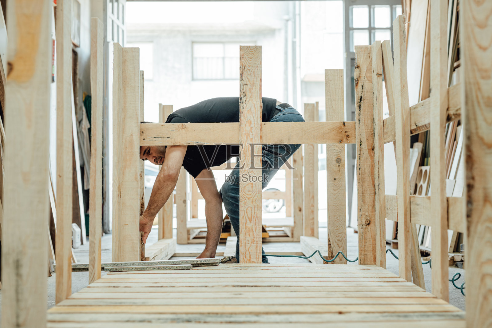 木匠正在做木架照片摄影图片