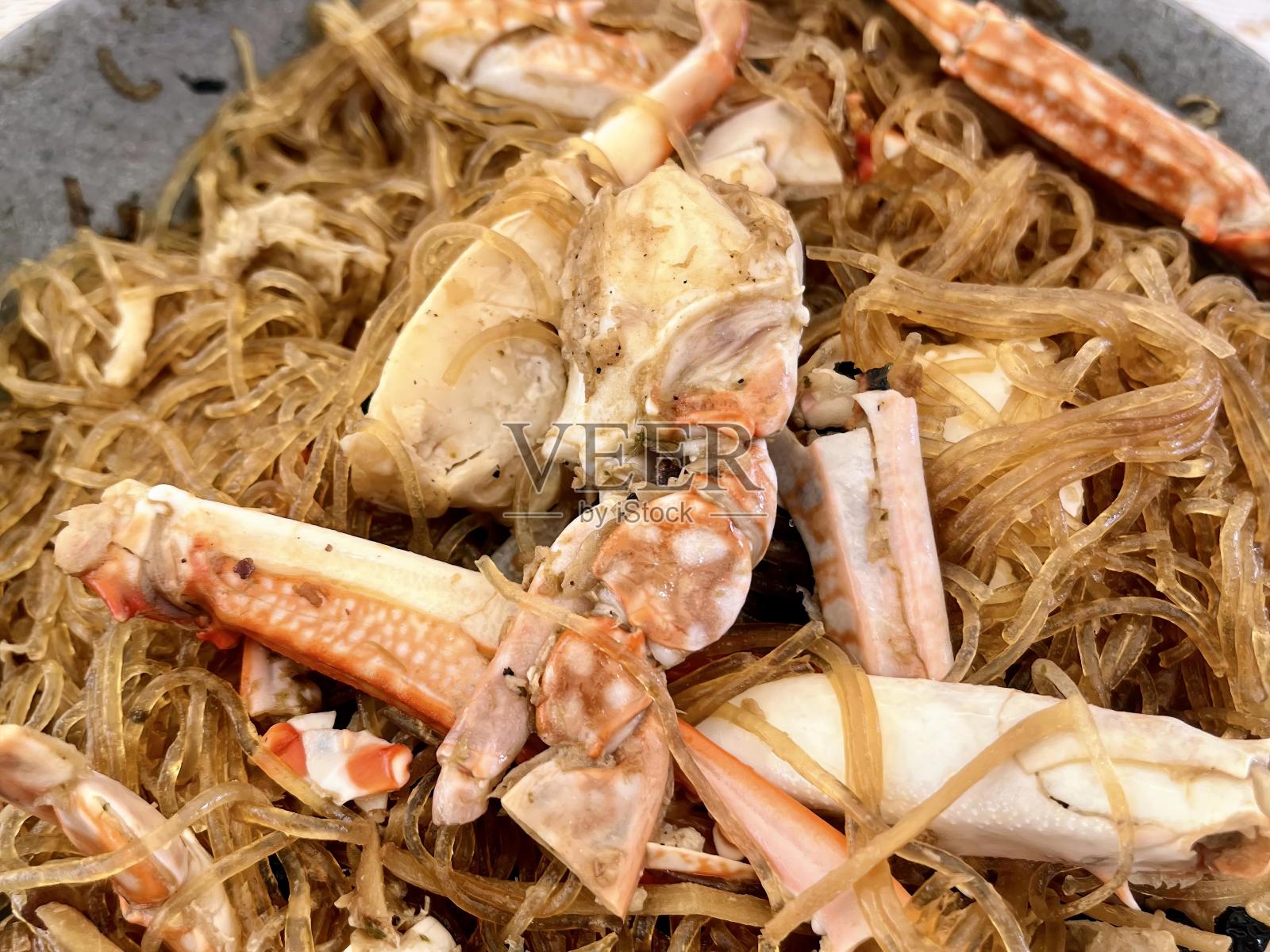 一碗蟹腿和碗里面的照片。照片摄影图片