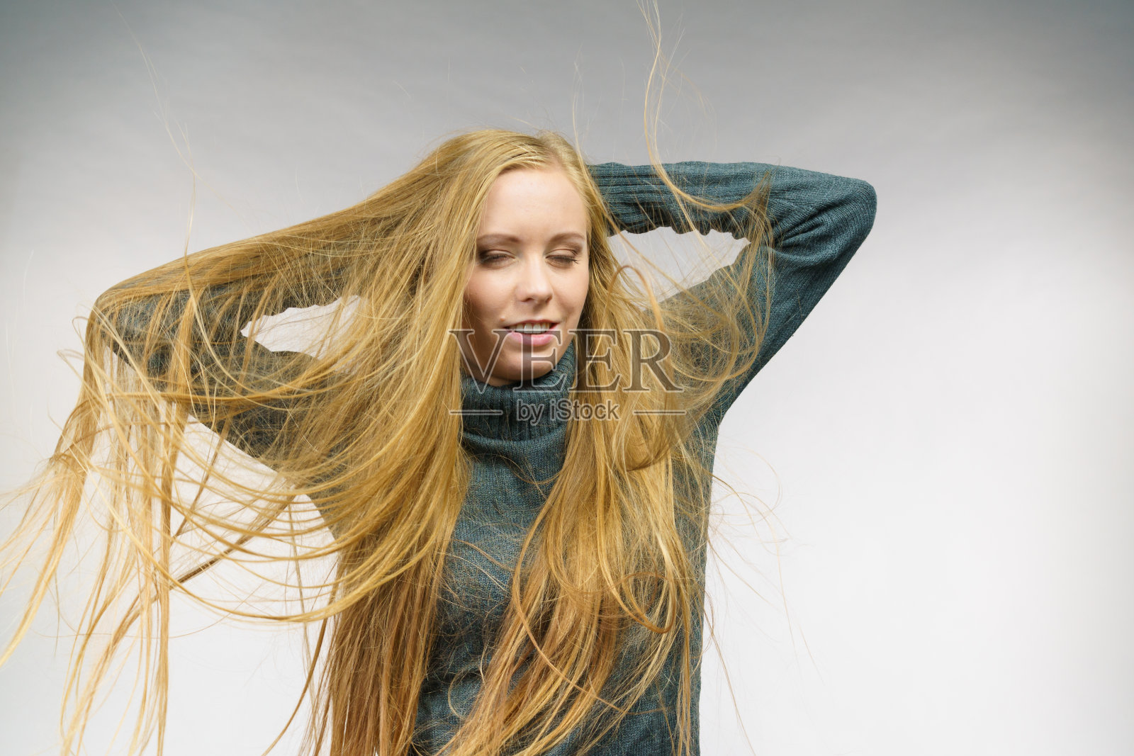 头发在脸上飞舞的女孩照片摄影图片