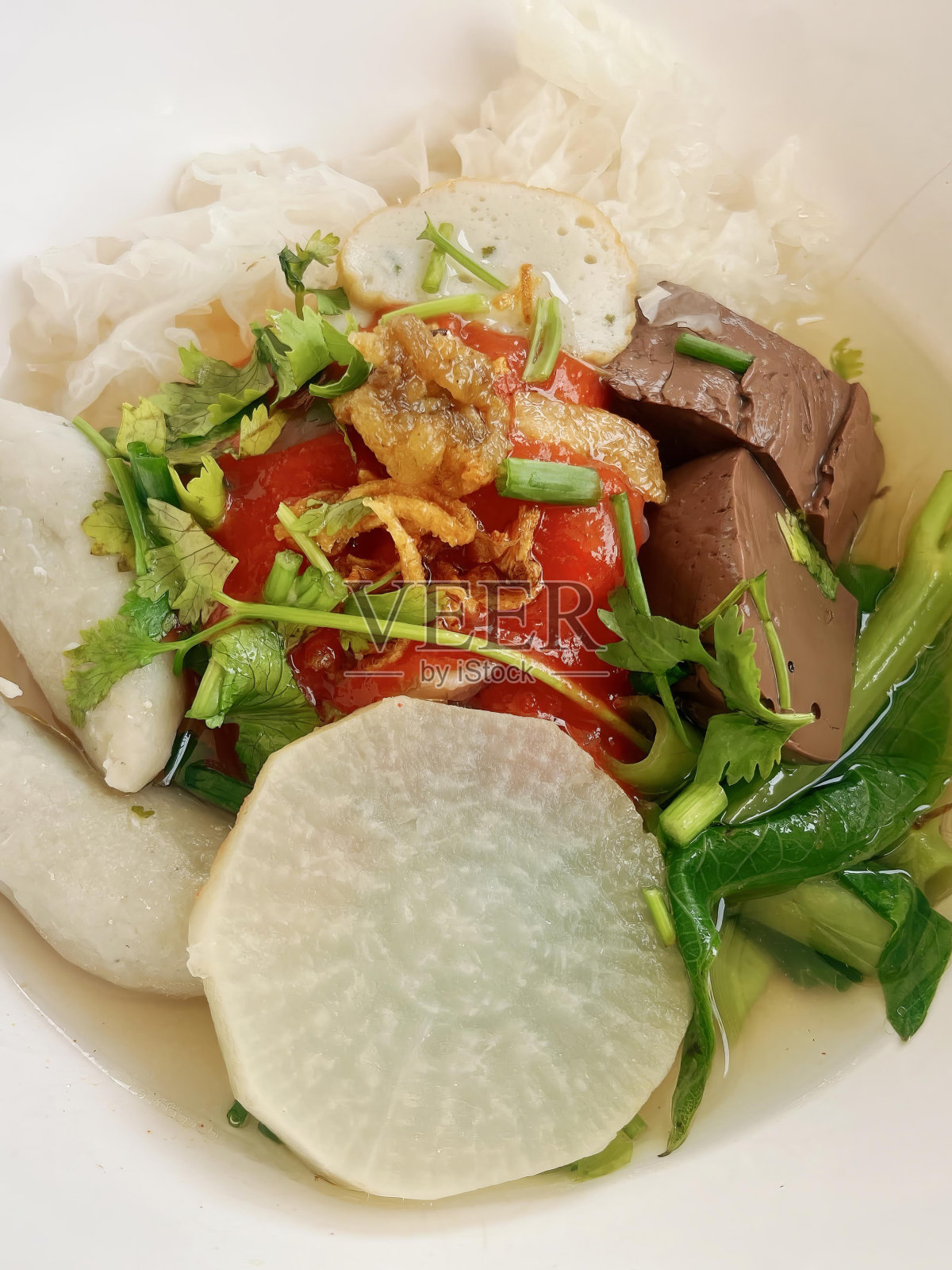 一碗菜和肉的照片。照片摄影图片