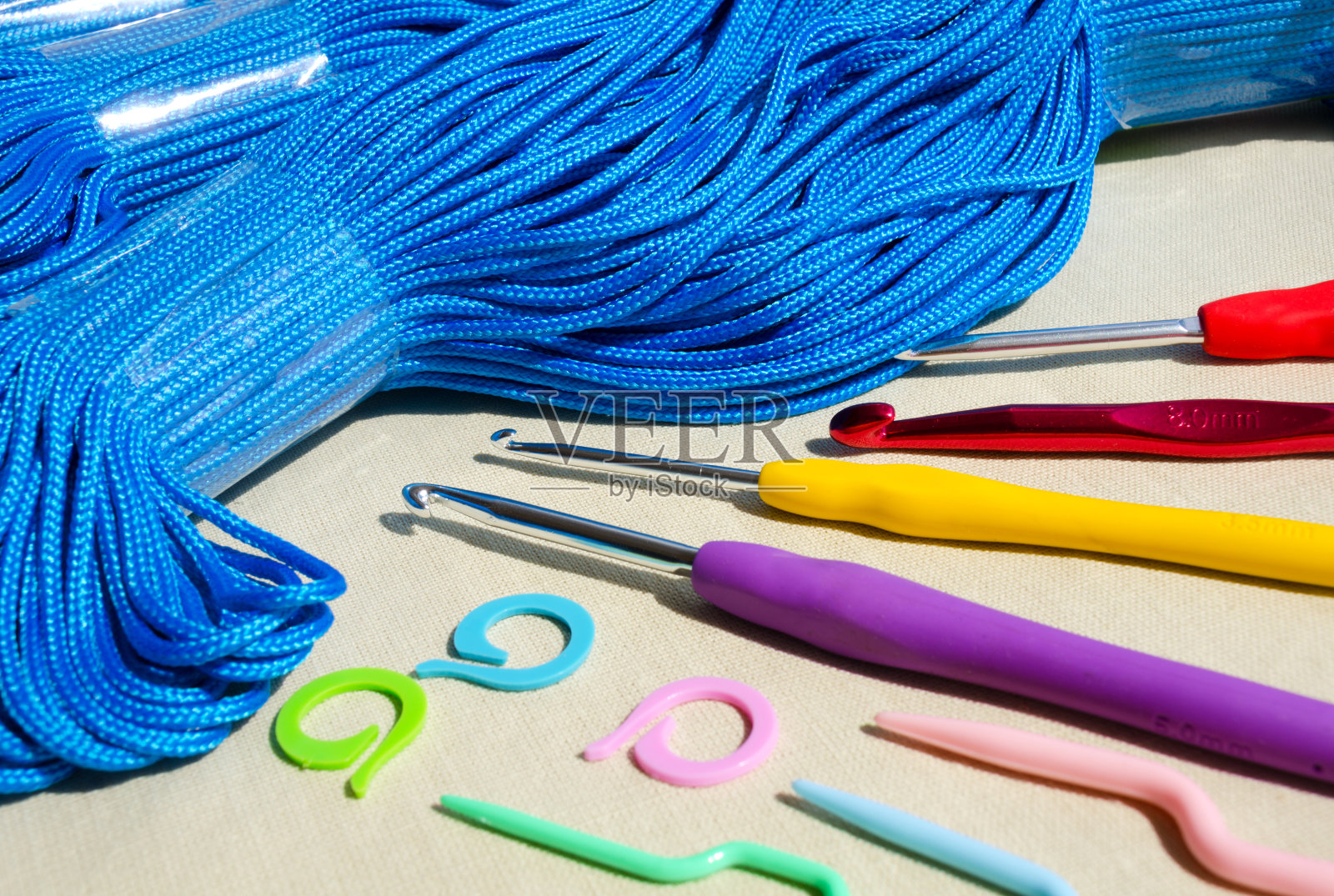 蓝色聚酯线和针织配件。照片摄影图片