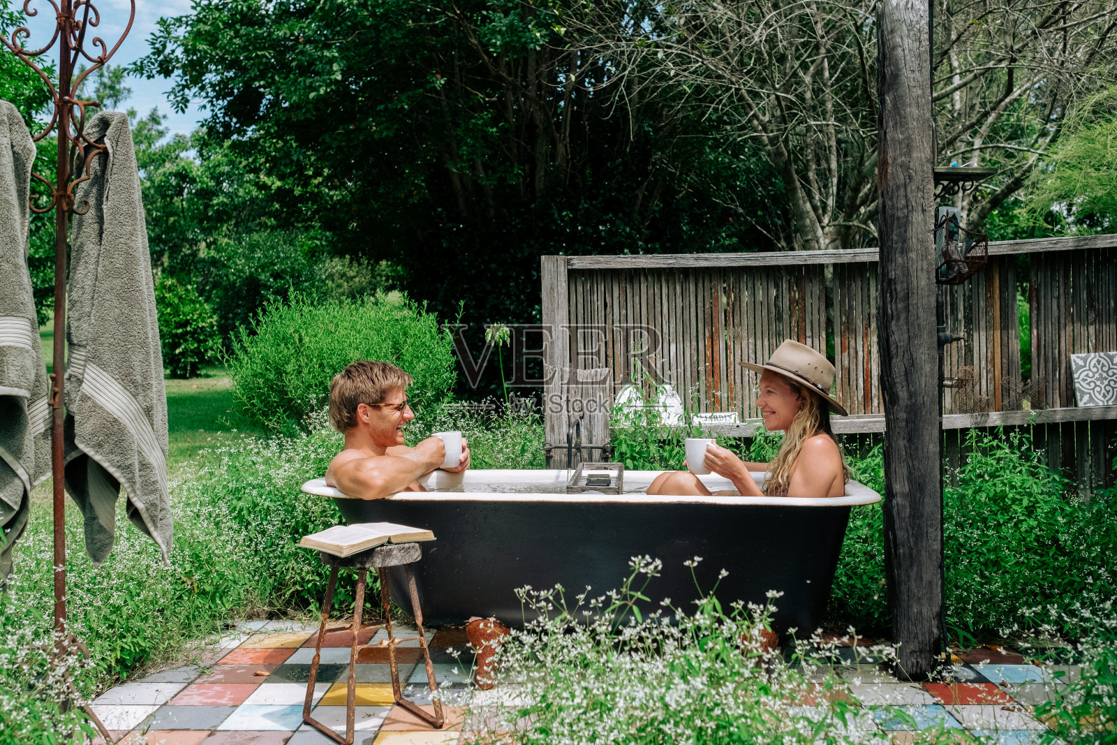 享受户外沐浴的情侣照片摄影图片