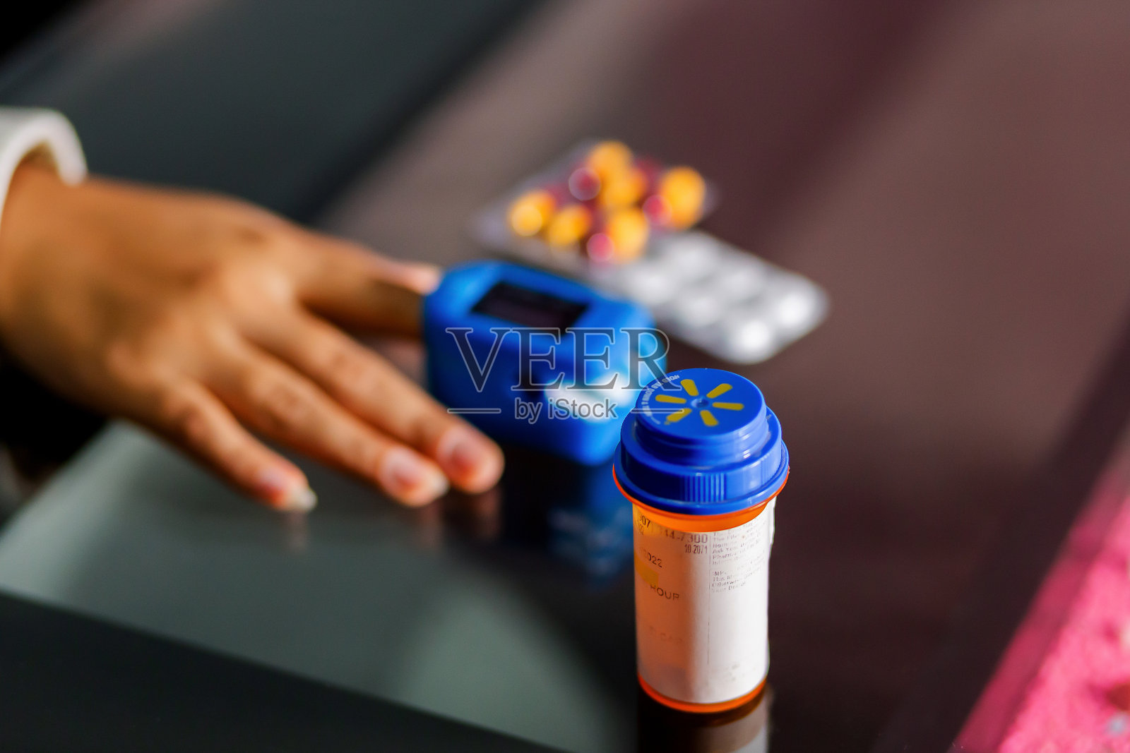 居家保健:每日服药照片摄影图片