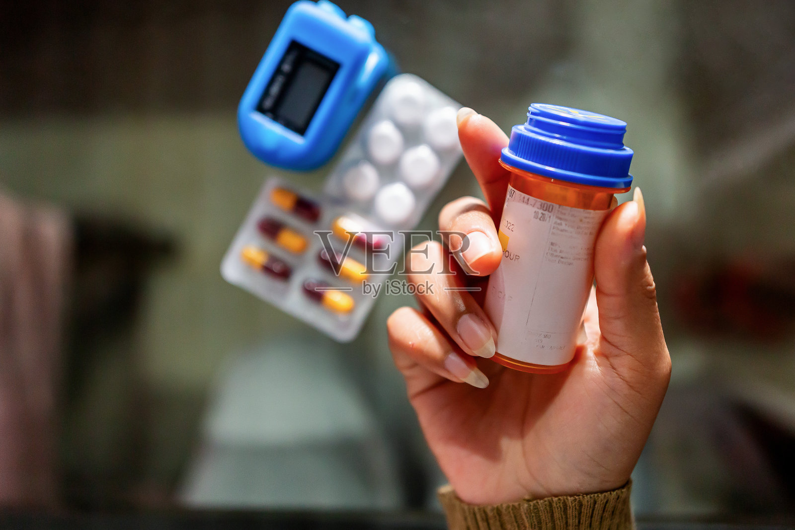 用一杯水服药照片摄影图片