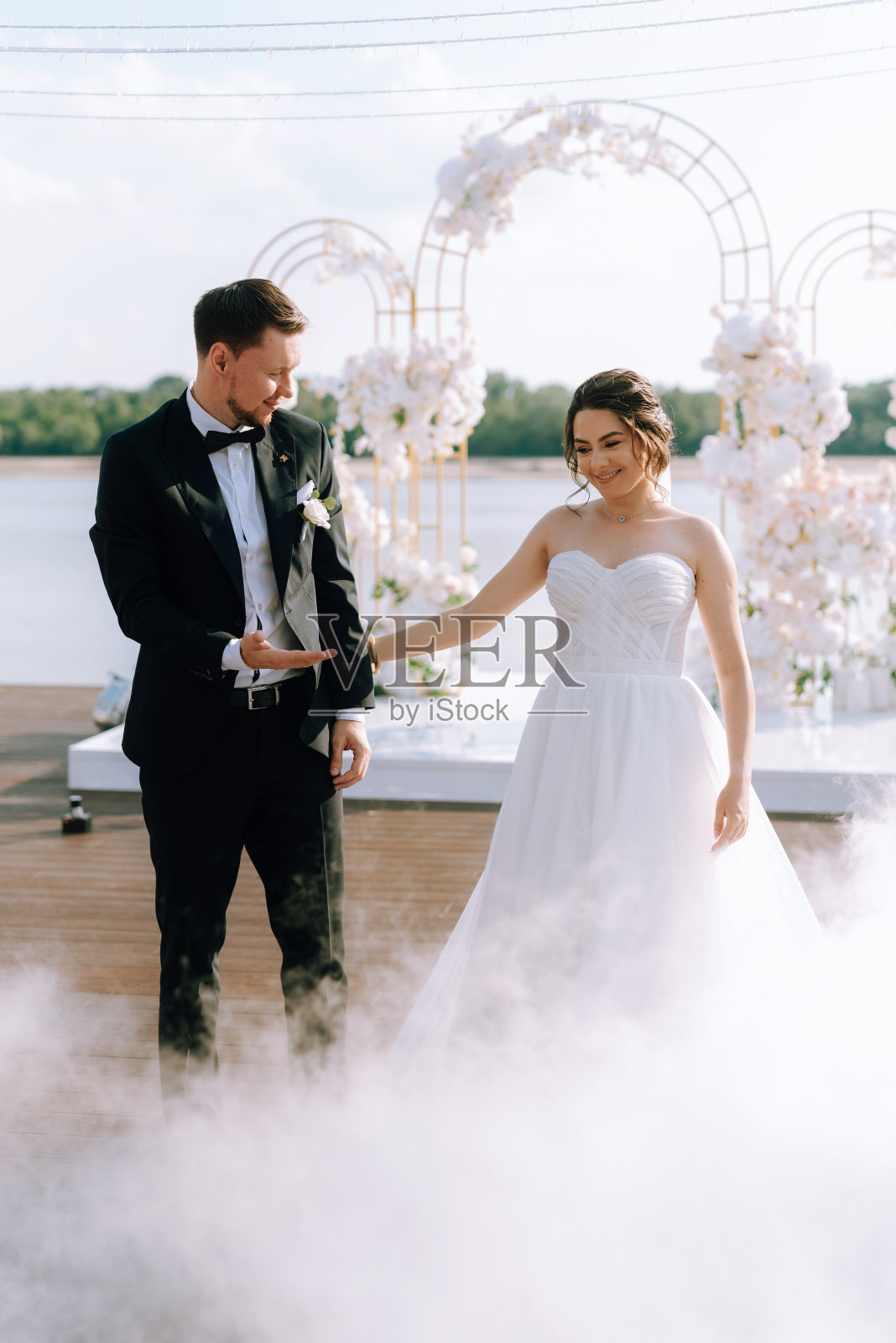 餐厅内新娘和新郎的第一支舞照片摄影图片