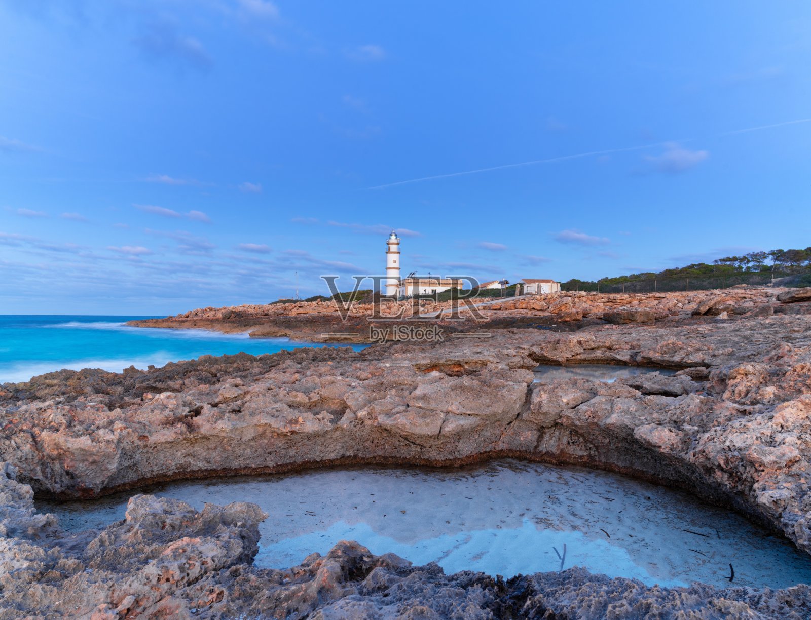 日出前马略卡岛盐岬灯塔的长曝光照片照片摄影图片