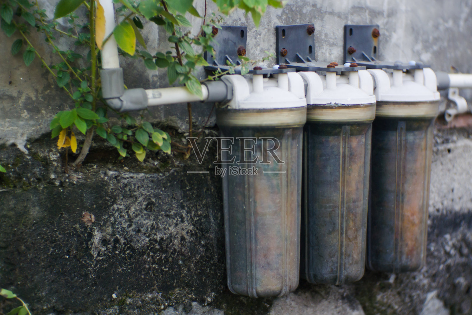 在屋外安装滤水器照片摄影图片