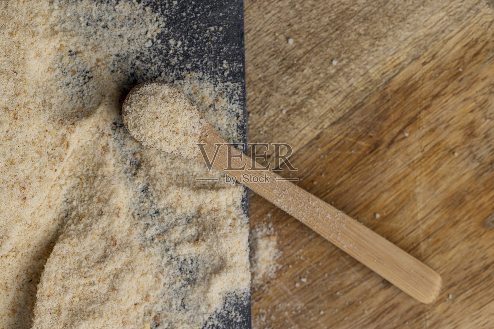 从脱水白面包中取出的新鲜脆面包屑照片摄影图片