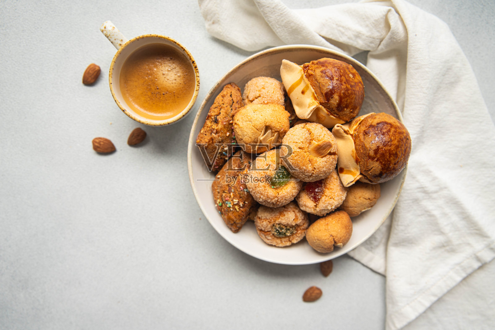 各种意大利传统甜品。照片摄影图片