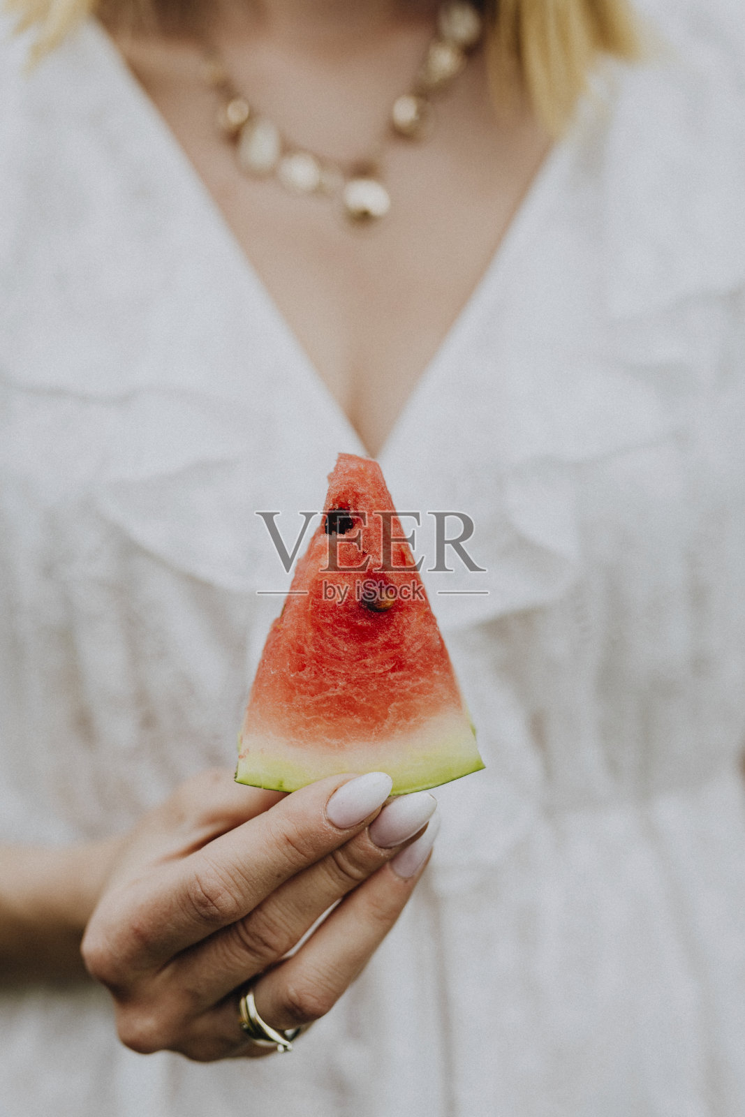 拿着一片西瓜的女人照片摄影图片