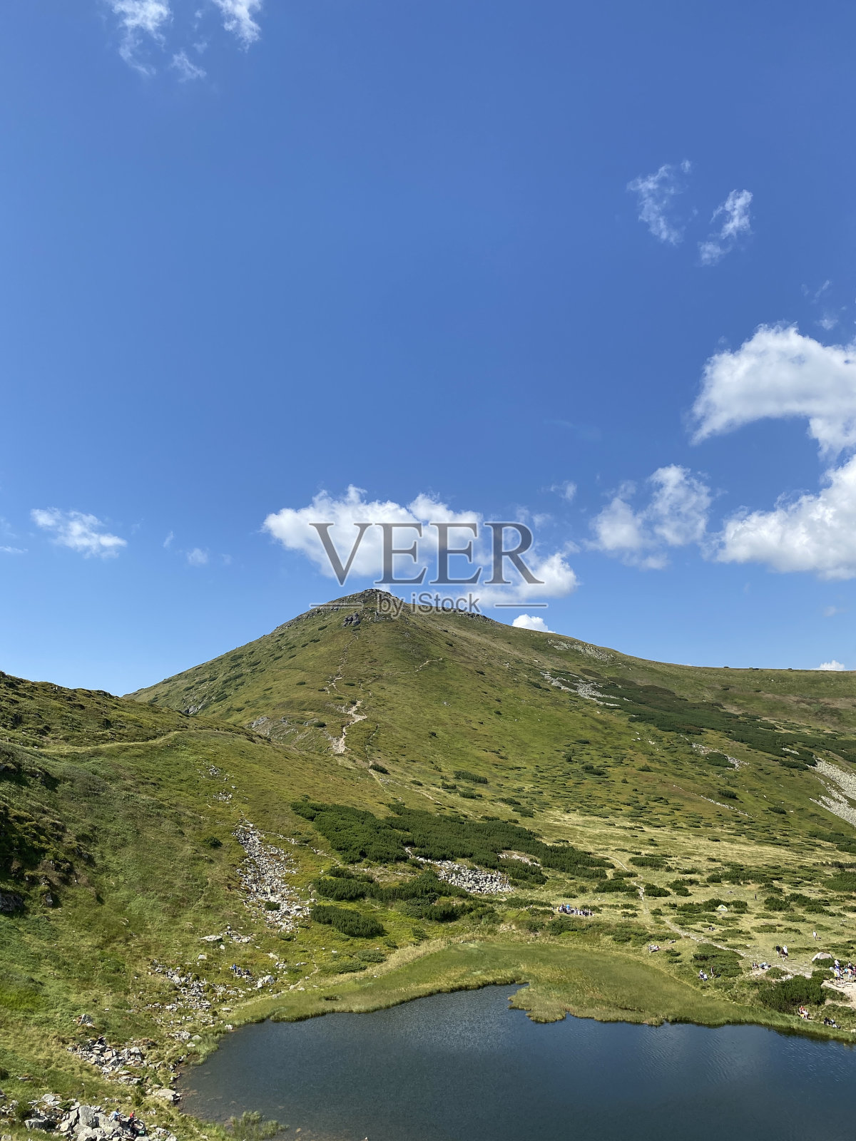 山间狂野而宽阔的湖泊照片摄影图片