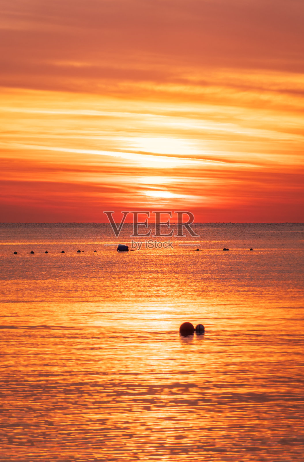 海上美丽的红橙色日出照片摄影图片